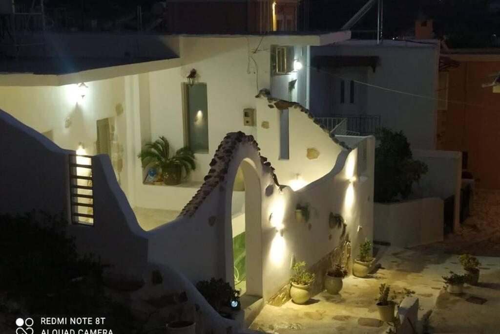 Sonia'S Luxury Apartment With Jacuzzi Kamilari Luaran gambar