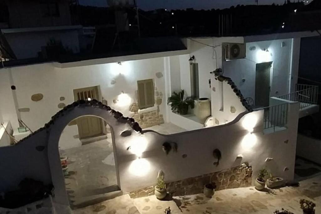 Sonia'S Luxury Apartment With Jacuzzi Kamilari Luaran gambar